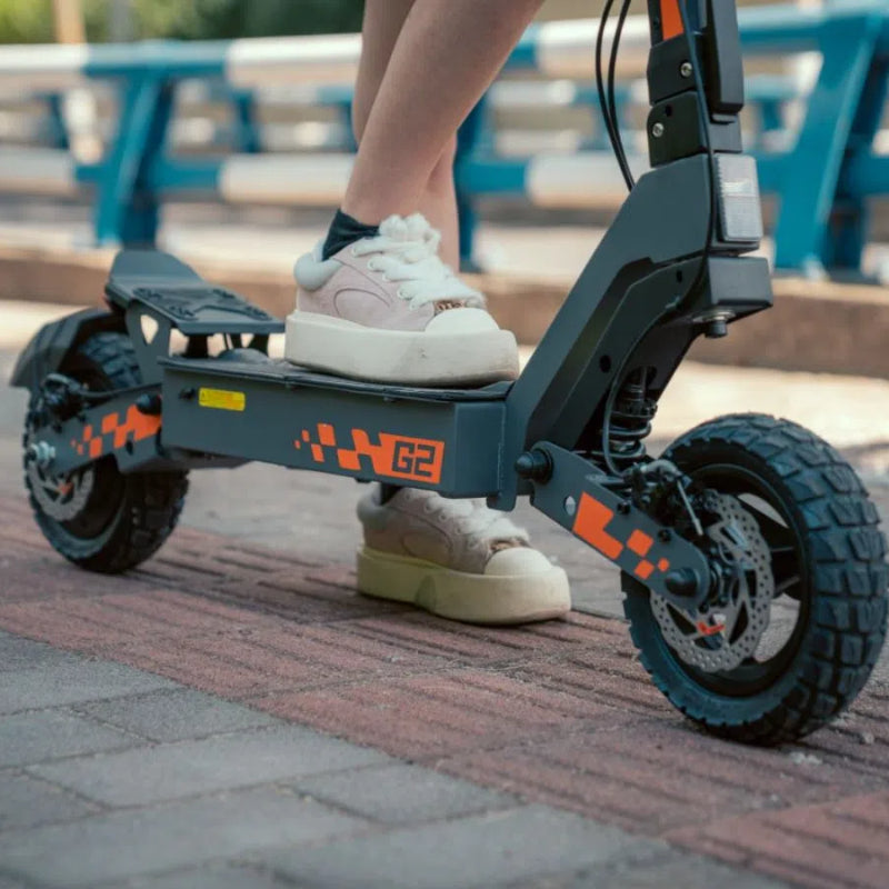 KuKirin G2 Scooter: 48V 15Ah battery offers up to 55 km range on a single charge. 